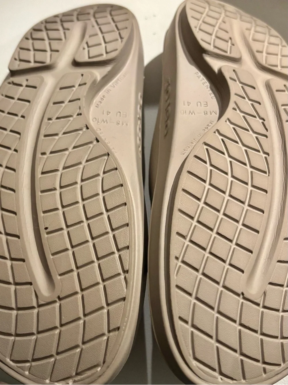 OOFOS Slide Sandal in Beige Stone